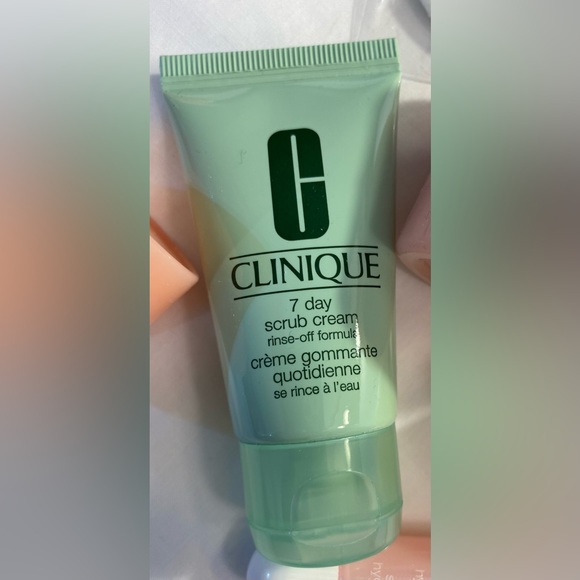 Clinique 5 bags with beauty products - Picture 7 of 15